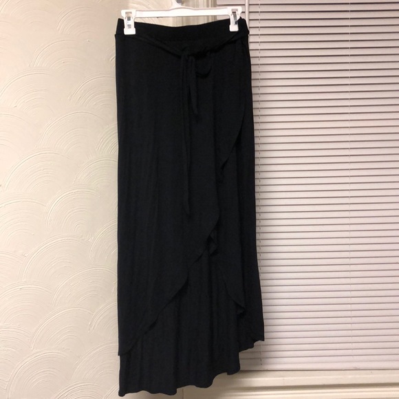 High low black skirt - Picture 1 of 3